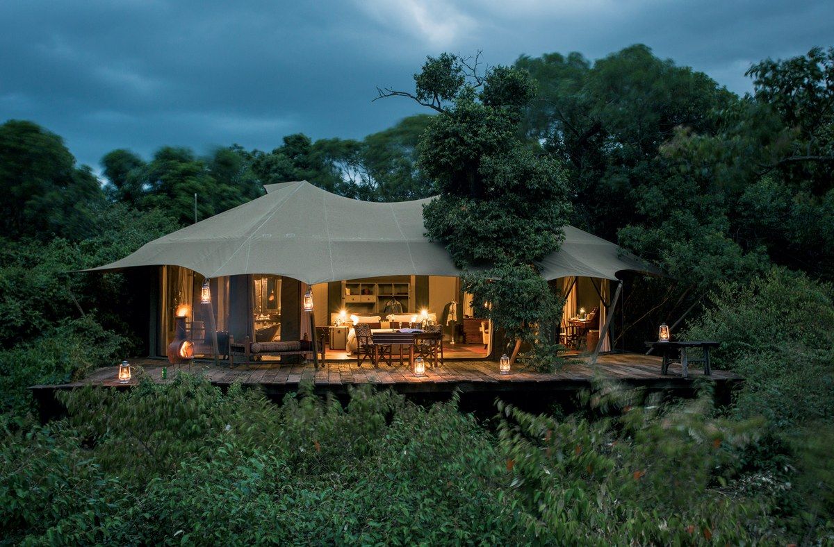 lodges near the migration